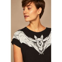 Medicine - T-shirt by Weronika Kolinska. Czarne bluzki damskie MEDICINE, s, z nadrukiem, z bawełny, z okrągłym kołnierzem. Za 59,90 zł.