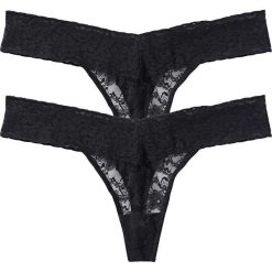 Stringi (2 pary) bonprix czarny + czarny. Czarne stringi damskie marki bonprix, w koronkowe wzory, z koronki. Za 35,98 zł.
