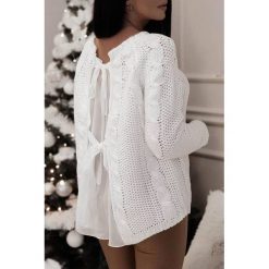 Sweter damski BOIANA. Białe swetry damskie IVET, bez wzorów, z tiulu, eleganckie, z długim rękawem, długie, bez kaptura. W wyprzedaży za 69,00 zł.