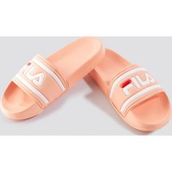 FILA Klapki Morro Bay Wmn - Pink. Różowe klapki damskie Fila, bez wzorów, z gumy, bez obcasa. Za 80,95 zł.