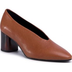 Półbuty VAGABOND - Eve 4710-001-22 Saddle. Pomarańczowe półbuty damskie Vagabond, bez wzorów, ze skóry, eleganckie, bez obcasa, na obcasie, bez zapięcia. W wyprzedaży za 339,00 zł.