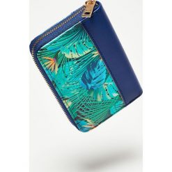 Portfelik w kolorowe kwiaty. Szare portfele damskie Moodo, w kwiaty, ze skóry ekologicznej. Za 29,99 zł.