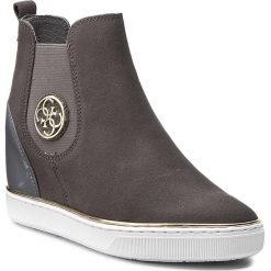 Botki GUESS - Freda FLFRE3 SUE12 GREY. Szare buty zimowe damskie Guess, z materiału, na obcasie. W wyprzedaży za 339,00 zł.