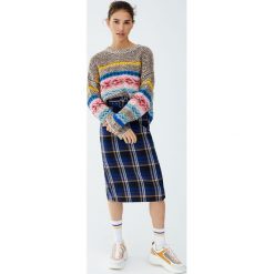 Żakardowy sweter ze wzorami. Pomarańczowe swetry klasyczne damskie marki Pull&Bear, z żakardem. Za 139,00 zł.