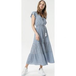 Niebieska Sukienka Echolyn. Niebieskie sukienki damskie Born2be, na imprezę, na lato, s, bez wzorów, z falbankami, bez rękawów, midi. Za 99,99 zł.