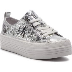 Sneakersy CALVIN KLEIN JEANS - Zolah RE9848 Silver. Szare półbuty damskie skórzane Calvin Klein Jeans, na co dzień, bez wzorów, bez obcasa, na koturnie, bez zapięcia. Za 519,00 zł.