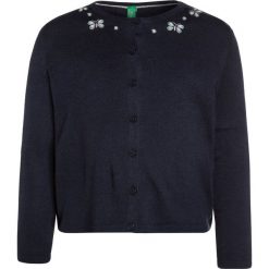 Benetton GIRL COREANA Kardigan dark blue. Niebieskie swetry chłopięce marki Benetton, z materiału. W wyprzedaży za 127,20 zł.