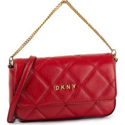 Torebka DKNY - Sofia R93HRE23 Bright Red 8RD. Czerwone torebki klasyczne damskie DKNY, z aplikacjami, ze skóry, klasyczne, zdobione. W wyprzedaży za 429,00 zł.