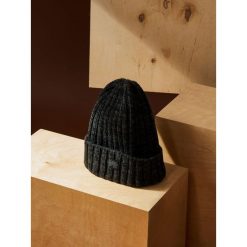 CZAPKA MĘSKA. Szare czapki męskie Top Secret, na zimę, bez wzorów, z dzianiny. W wyprzedaży za 24,99 zł.