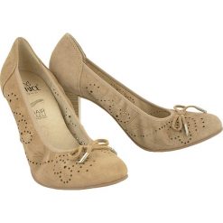 CAPRICE 22500-22 taupe suede, Czółenka damskie. Czółenka damskie Caprice, bez wzorów, ze skóry, bez obcasa. W wyprzedaży za 142,50 zł.