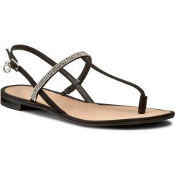 Japonki GUESS - Henrica FLHER2 ESU21 BLACK. Czarne klapki damskie marki Guess, z aplikacjami, ze skóry ekologicznej, bez obcasa, na obcasie. W wyprzedaży za 209,00 zł.