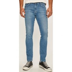 Wrangler - Jeansy Larston. Niebieskie jeansy męskie Wrangler. W wyprzedaży za 199,90 zł.