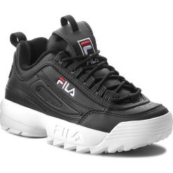 Sneakersy FILA - Disruptor Low Wmn 1010302.25Y Black. Czarne półbuty damskie Fila, na co dzień, bez wzorów, ze skóry ekologicznej, bez obcasa, na płaskiej podeszwie, bez zapięcia. Za 429,00 zł.