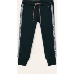 Tommy Hilfiger - Spodnie dziecięce 98-176 cm. Niebieskie spodnie dziewczęce TOMMY HILFIGER, bez wzorów, z bawełny. W wyprzedaży za 139,90 zł.
