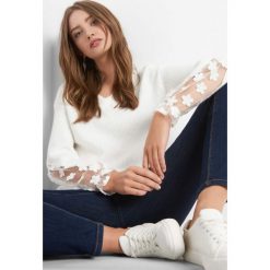 Sweter z ażurem na rękawach. Brązowe swetry klasyczne damskie marki Orsay, s, z dzianiny. Za 119,99 zł.