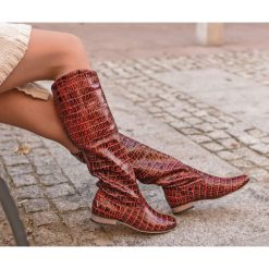 Wsuwane kozaki z tłoczeniem - skóra naturalna - model 125 - kolor czarno-czerwony krokodyl. Czerwone kozaki damskie Zapato, na lato, z jeansu, eleganckie, na wysokim obcasie. W wyprzedaży za 374,25 zł.
