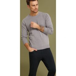 Sweter męski z okrągłym dekoltem. Szare swetry męskie Top Secret, m, bez wzorów, z dzianiny, eleganckie, z okrągłym kołnierzem, bez kaptura. Za 69,99 zł.