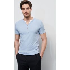 T-shirt z guzikami przy dekolcie - Niebieski. Niebieskie t-shirty męskie Reserved, s, bez wzorów, bez kołnierzyka. Za 49,99 zł.