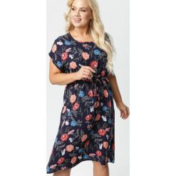 Granatowa Sukienka Nainisse. Niebieskie sukienki damskie Born2be, na co dzień, xl, z nadrukiem, klasyczne, z okrągłym kołnierzem, z krótkim rękawem, krótkie, midi, proste. Za 64,99 zł.