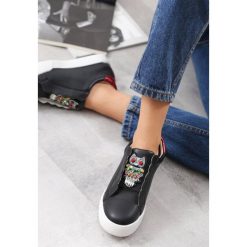 Czarne Buty Sportowe Milion Lights. Czarne buty sportowe damskie Born2be, bez wzorów, sportowe. W wyprzedaży za 24,99 zł.