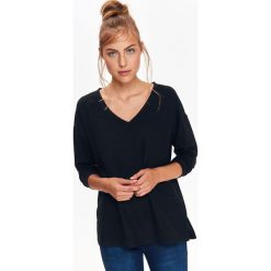 LUŹNY SWETER DAMSKI. Czarne swetry oversize damskie marki Top Secret, na zimę, z dzianiny. W wyprzedaży za 29,99 zł.