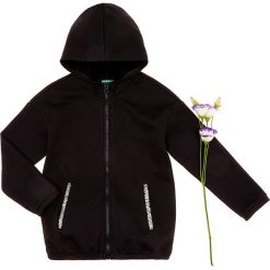Bluza w kolorze czarnym. Czarne bluzy niemowlęce Benetton Kids, bez wzorów, bez rękawów, bez kaptura. W wyprzedaży za 62,95 zł.