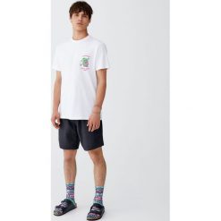 Koszulka z aligatorem. Białe koszulki męskie Pull&Bear, m, bez wzorów, bez kołnierzyka, z krótkim rękawem, krótkie. Za 29,90 zł.
