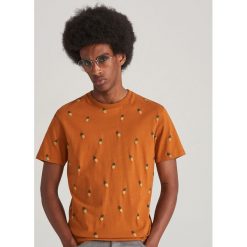 T-shirt ze strukturalnym nadrukiem - Brązowy. Pomarańczowe t-shirty męskie Reserved, s, z nadrukiem, bez kołnierzyka. Za 49,99 zł.