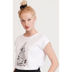 T-shirt z motywem świątecznym - Biały. Białe t-shirty damskie Reserved, s, bez wzorów, wizytowe, bez kołnierzyka. Za 29,99 zł.