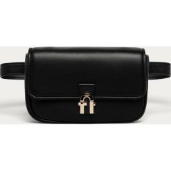 Furla - Nerka skórzana Cosy. Czarne nerki damskie Furla, w paski, z poliesteru, małe, z aplikacjami. Za 979,90 zł.