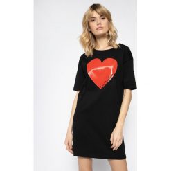 Sukienka codzienna LOVE MOSCHINO W592320M 3876. Białe sukienki damskie Love Moschino, na co dzień, m, bez wzorów, z bawełny, bez kołnierzyka, bez rękawów, proste. W wyprzedaży za 389,00 zł.