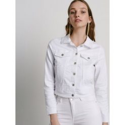 Kurtka jeansowa - Biały. Białe kurtki damskie Reserved, bez wzorów, z jeansu, bez kaptura. Za 99,99 zł.