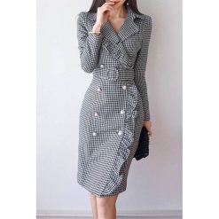 Sukienka TRISSY. Czarne sukienki damskie Sukienka TRISSY, na co dzień, s, bez wzorów, eleganckie, bez kołnierzyka, z długim rękawem, długie. W wyprzedaży za 99,00 zł.