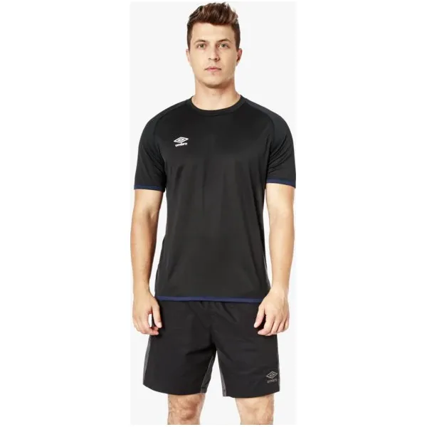 Umbro Koszulka Ss Fw Training Jersey , czarny, rozmiar M. Czarne koszulki męskie Umbro, m, bez wzorów, z tkaniny, bez kołnierzyka, bez rękawów, na fitness i siłownię. W wyprzedaży za 31,99 zł.