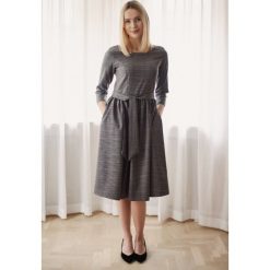 Sukienka Melia krata księcia Walii 32 szary. Szare sukienki damskie marki Marie Zélie, na zimę, s, w paski, z elastanu, eleganckie, z klasycznym kołnierzykiem, bez rękawów, rozkloszowane. Za 547,00 zł.