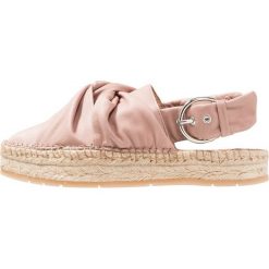 AllSaints RISE Espadryle blush pink. Różowe espadryle damskie marki AllSaints, bez wzorów, ze skóry, bez obcasa, bez zapięcia. W wyprzedaży za 433,30 zł.
