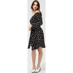Sukienka dzianinowa w kwiaty. Sukienki damskie Moodo, xl, w kwiaty, z elastanu, bez kołnierzyka, bez rękawów. Za 49,99 zł.