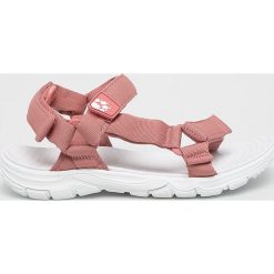 Jack Wolfskin - Sandały. Różowe klapki damskie Jack Wolfskin, bez wzorów, z materiału, bez obcasa, na obcasie. W wyprzedaży za 169,90 zł.