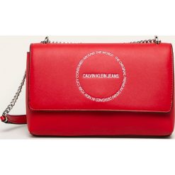 Calvin Klein Jeans - Torebka. Czarne listonoszki damskie Calvin Klein Jeans, w paski, z jeansu, bez dodatków. W wyprzedaży za 359,90 zł.