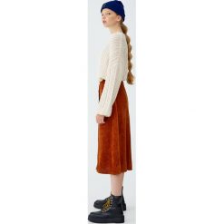 Sztruksowa spódnica midi z guzikami. Szare spódniczki damskie Pull&Bear, bez wzorów, ze sztruksu, midi. Za 69,90 zł.