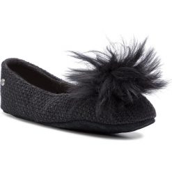 Kapcie UGG - W Andi 1098189 W/Blk. Czarne klapki damskie marki Ugg, z aplikacjami, ze skóry, bez obcasa. W wyprzedaży za 279,00 zł.