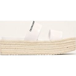 Calvin Klein Jeans - Klapki skórzane. Białe klapki damskie Calvin Klein Jeans, bez wzorów, z jeansu, bez obcasa, na obcasie. Za 549,90 zł.