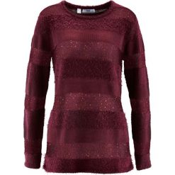 Sweter z cekinami bonprix czerwony klonowy. Czerwone swetry damskie bonprix, bez wzorów, bez rękawów, bez kaptura. Za 59,99 zł.