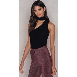 Tranloev Koszulka Rib One Shoulder High Neck - Black. Czarne t-shirty damskie marki Tranloev, ze stójką. W wyprzedaży za 80,98 zł.