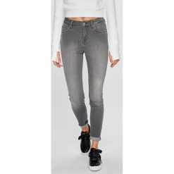 Lee - Jeansy Scarlett High. Szare jeansy damskie marki Lee, z elastanu, z podwyższonym stanem. Za 329,90 zł.