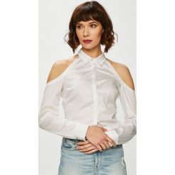 Guess Jeans - Bluzka Piera. Białe bluzki damskie marki Guess Jeans, s, z aplikacjami, z elastanu, casualowe. Za 319,90 zł.