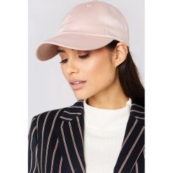 Czapki z daszkiem damskie: NA-KD Accessories Satynowa czapka z daszkiem – Pink