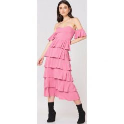 NA-KD Boho Sukienka z odkrytymi ramionami - Pink. Różowe sukienki damskie marki NA-KD Boho, bez wzorów, boho, z falbankami, bez rękawów, midi, z odkrytymi ramionami. W wyprzedaży za 60,88 zł.