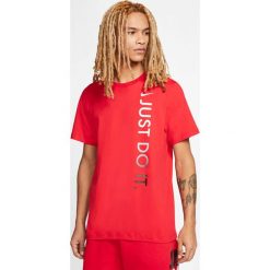 Nike Sportswear Koszulka Czerwony. Czerwone podkoszulki męskie Nike, xl, z nadrukiem, z bawełny, bez kołnierzyka, krótkie. Za 85,95 zł.
