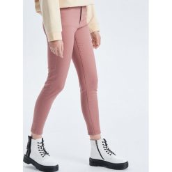 Spodnie push up - Pomarańczowy. Pomarańczowe spodnie damskie Cropp. W wyprzedaży za 39,99 zł.